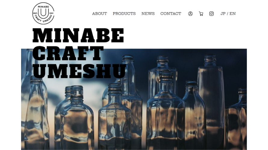 MINABE CRAFT UMESHUのブランドサイト。ガラス瓶が並ぶ男性的でクラフト感のある梅酒ビジュアル