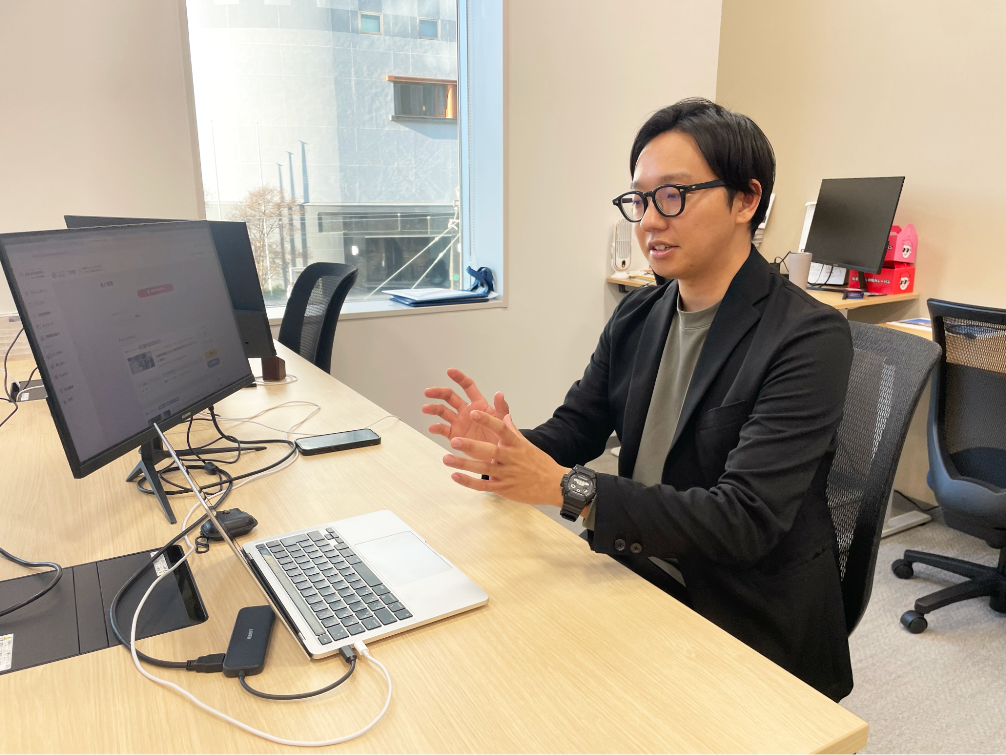 熊本オフィスでインタビューを受けるNさんの様子